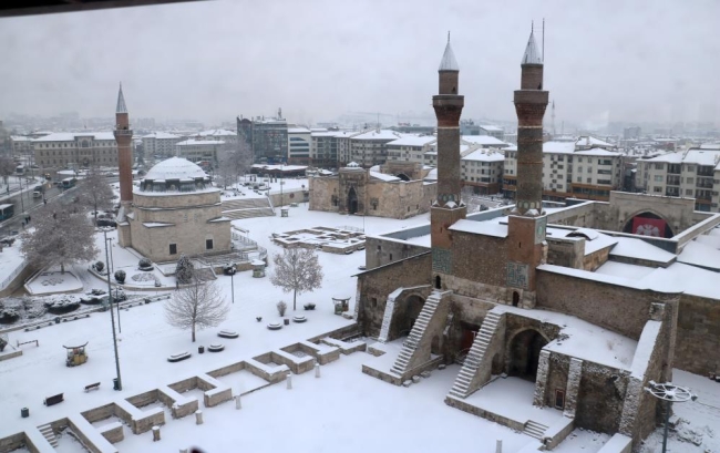Türkiye'nin birçok bölgesinde kar yağışı etkili oluyor