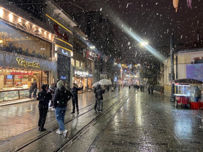 Türkiye'nin birçok bölgesinde kar yağışı etkili oluyor
