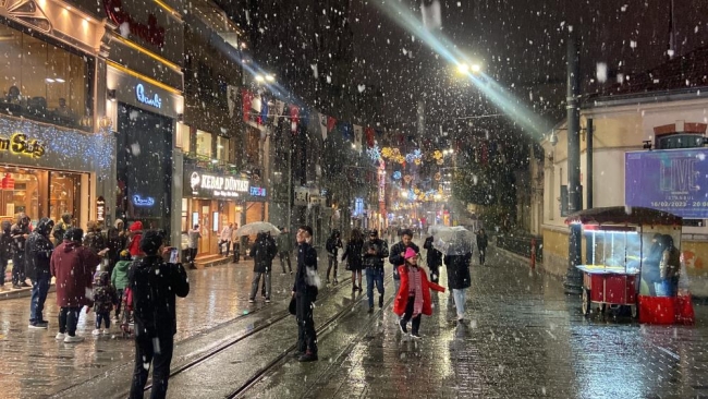 Türkiye'nin birçok bölgesinde kar yağışı etkili oluyor