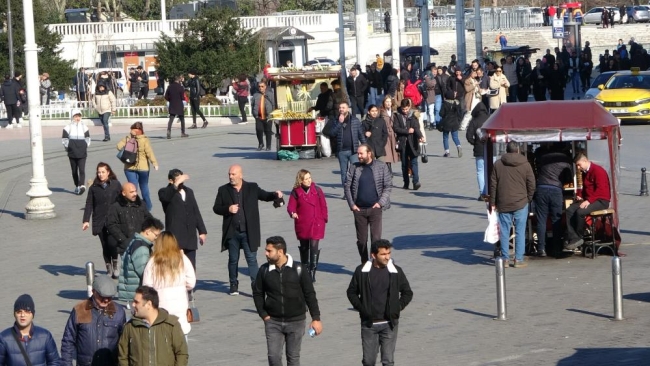 Taksim’de dün gece etkili olan kar yağışı yerini güneşe bıraktı