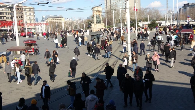 Taksim’de dün gece etkili olan kar yağışı yerini güneşe bıraktı
