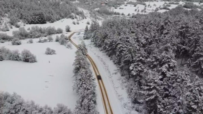 Karla kaplanan ilçenin eşsiz manzarasını görenler mest oluyor