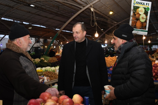 Bursa'da Başkan Usta mesaiye pazarda başlıyor