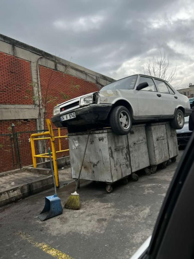 Oto sanayide ilginç görüntü: Arabayı çöpe attılar