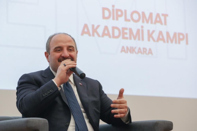 Bakan Varank: İHA ve SİHA'larımızı satın alabilmek için ülkeler sırada