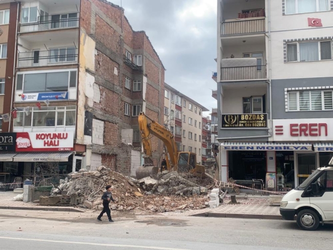 Yıkım yapan iş makinesinden saniyelerle kurtuldu