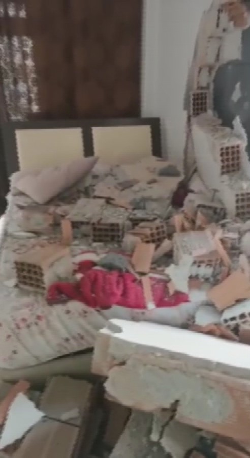 Yıkım yapan iş makinesinden saniyelerle kurtuldu