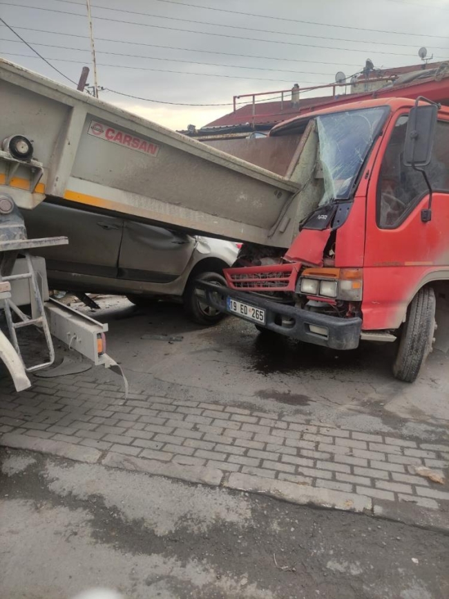 Kamyonun altında kalmaktan son anda kurtuldular