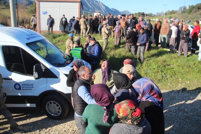 3 kişiyi öldürdüğü iddia edilen zanlı, zırhlı araçla adliyeye getirildi