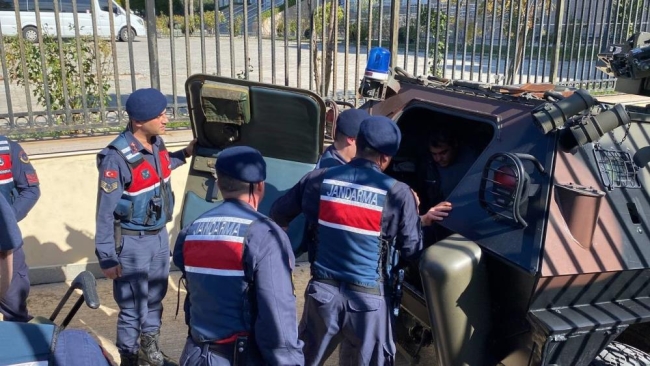 3 kişiyi öldürdüğü iddia edilen zanlı, zırhlı araçla adliyeye getirildi