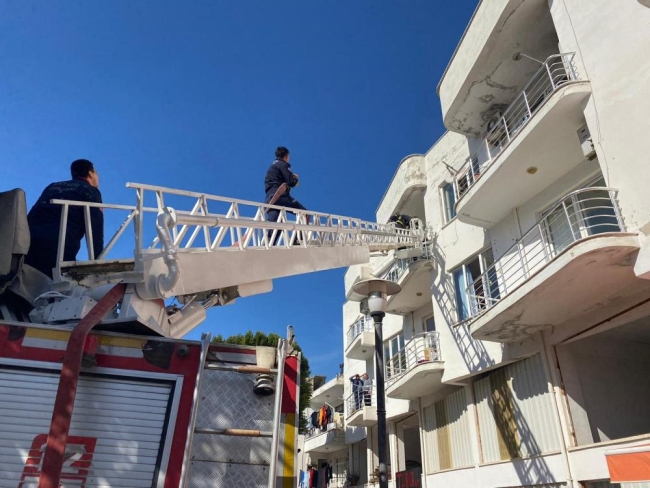 Kendilerini dışarı atan kız kardeşleri, yakınları teskin etti