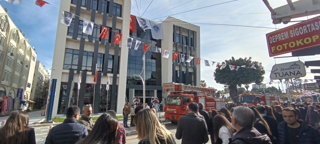 Açılışı yapılan binada 15 dakika sonra yangın çıktı