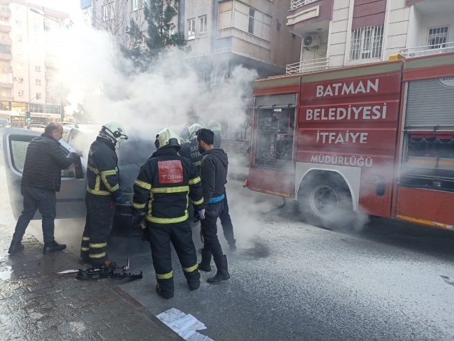 Seyir halindeki otomobil alev aldı