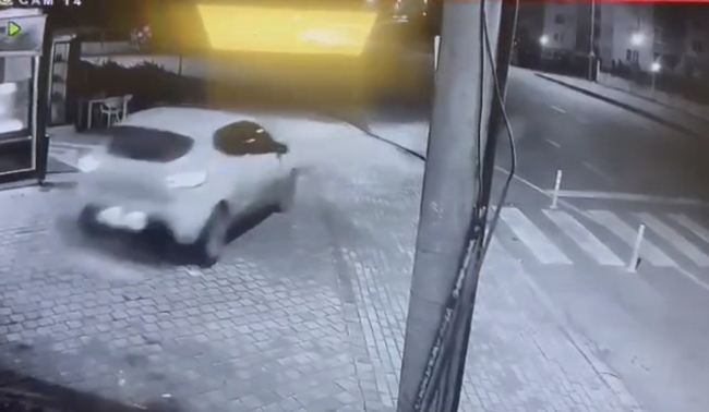 Bursa'da yokuş çıkarken kayan otomobil boşluğa düştü