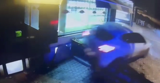 Bursa'da yokuş çıkarken kayan otomobil boşluğa düştü