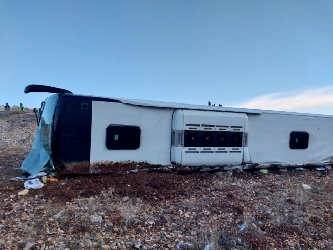 Yolcu otobüsü devrildi: Ölü ve çok sayıda yaralı var