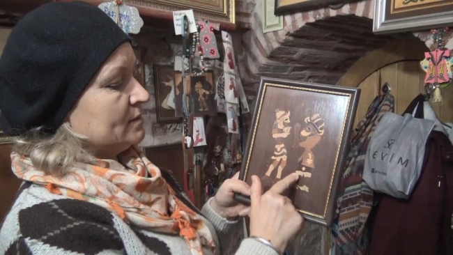 Bursa'da eşinden miras kalan sanatı atölyesinde yaşatıyor