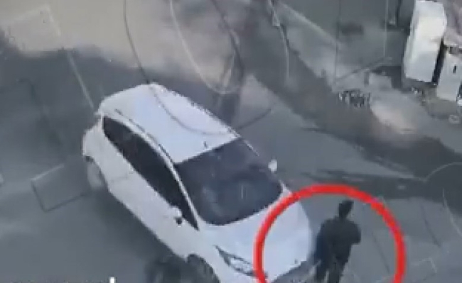 Hızla savrulan aracın altında kalmaktan son anda kurtuldular