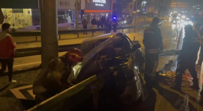 Bursa'da kontrolden çıkan araç bariyerlere saplandı