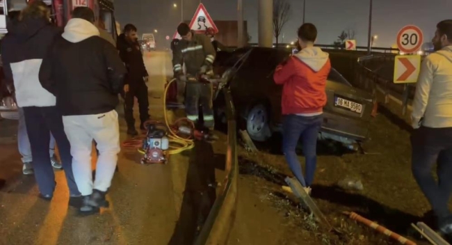 Bursa'da kontrolden çıkan araç bariyerlere saplandı