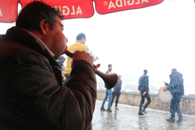 Kar yağmasını halay çekerek kutladılar
