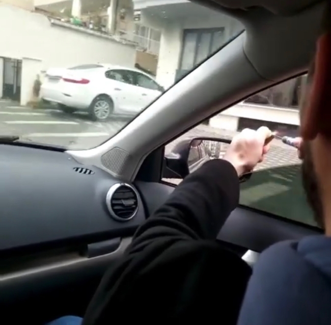 Yol kenarında yürüyen eskiciye torpil fırlattılar