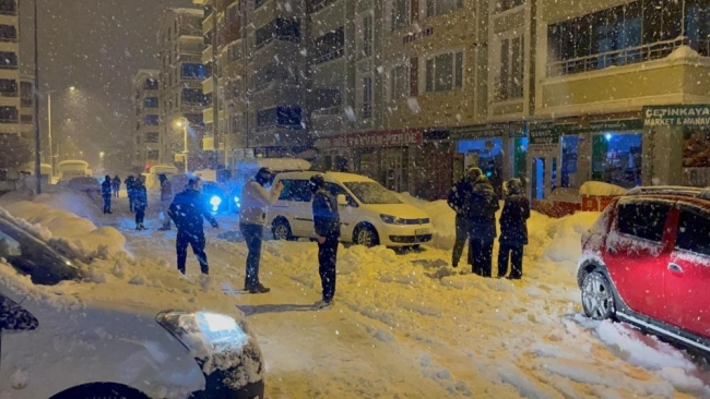 7.4'lük depremin şiddeti kameralara yansıdı