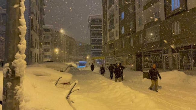7.4'lük depremin şiddeti kameralara yansıdı