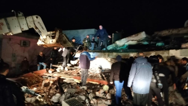 7.4'lük depremin şiddeti kameralara yansıdı