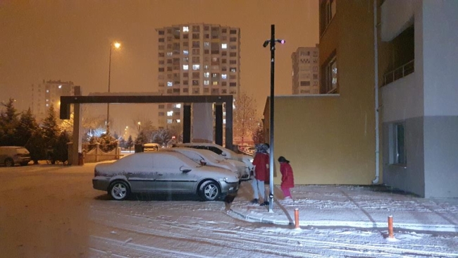 7.4'lük depremin şiddeti kameralara yansıdı