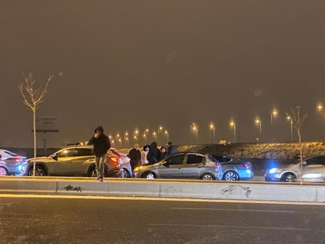 7.4'lük depremin şiddeti kameralara yansıdı