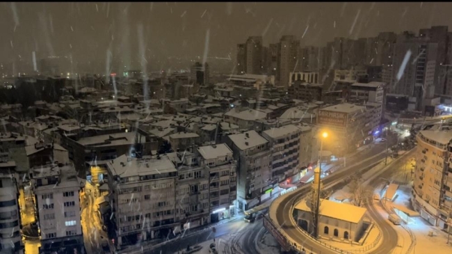 Bursa'da şiddetli kar yağışı, kenti beyaza bürüdü