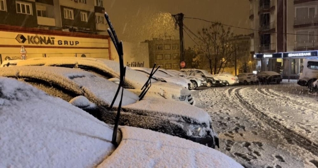 Bursa'da şiddetli kar yağışı, kenti beyaza bürüdü