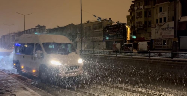 Bursa'da şiddetli kar yağışı, kenti beyaza bürüdü