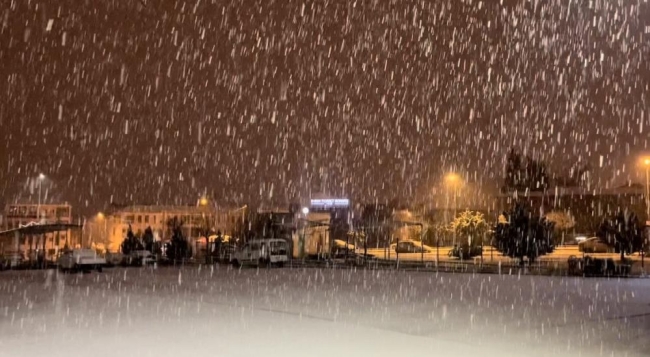 Bursa'da şiddetli kar yağışı, kenti beyaza bürüdü