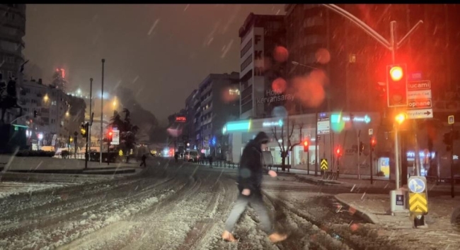 Bursa'da şiddetli kar yağışı, kenti beyaza bürüdü