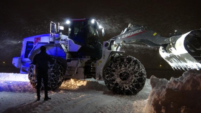 Minik Ömer’i 50 metre kucaklarında taşıyarak ambulansa getirdiler