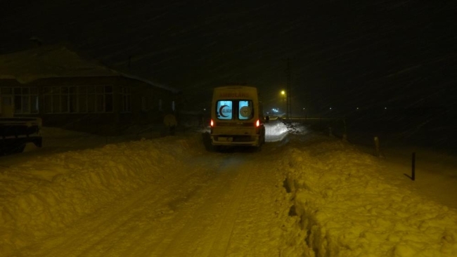 Minik Ömer’i 50 metre kucaklarında taşıyarak ambulansa getirdiler