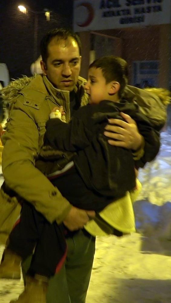 Minik Ömer’i 50 metre kucaklarında taşıyarak ambulansa getirdiler