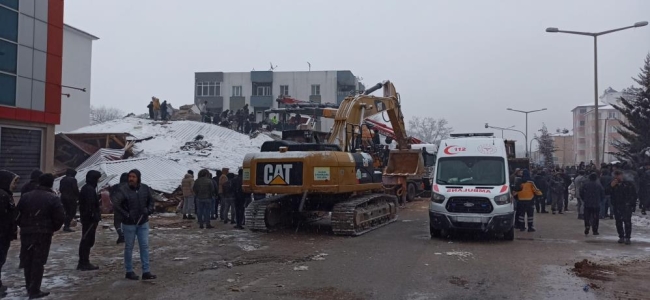 7.4'lük depremin ardından yürek yakan görüntüler