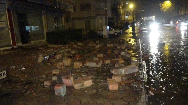 7.4'lük depremin ardından yürek yakan görüntüler