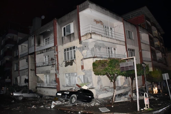 7.4'lük depremin ardından yürek yakan görüntüler