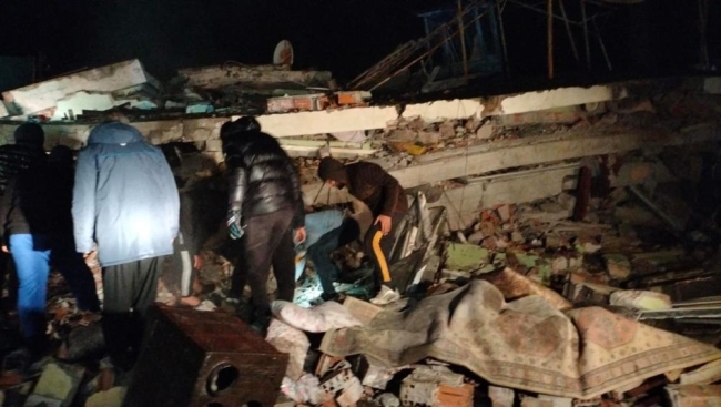 7.4'lük depremin ardından yürek yakan görüntüler