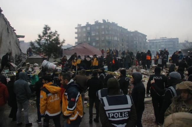 Bina enkazı gün ağarınca ortaya çıktı...