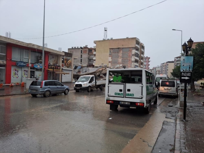 Depremin yıkımı gün ağarınca ortaya çıktı
