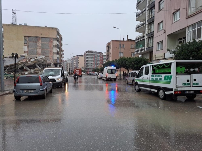Depremin yıkımı gün ağarınca ortaya çıktı