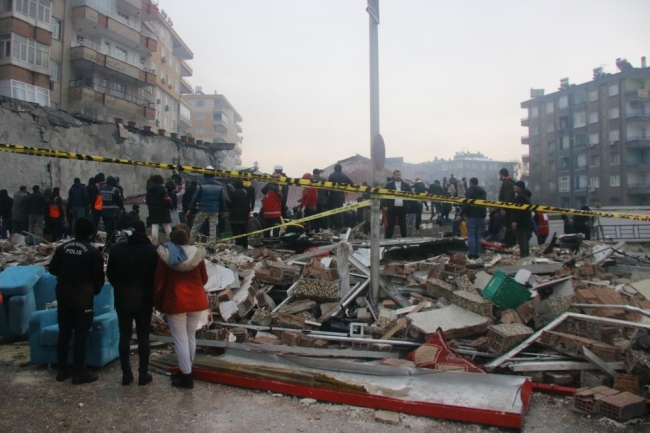 Depremin yıkımı gün ağarınca ortaya çıktı