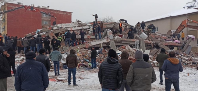 Depremin yıkımı gün ağarınca ortaya çıktı