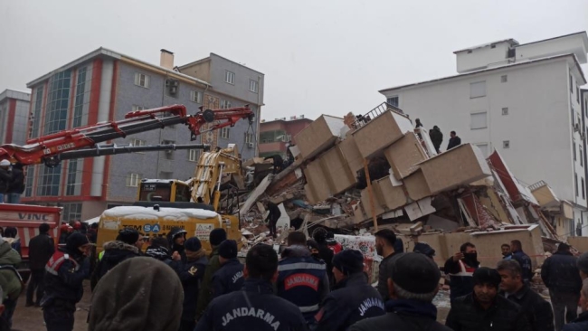 Depremin yıkımı gün ağarınca ortaya çıktı