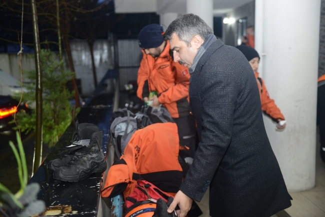Yıldırım arama kurtarma ekipleri deprem bölgesine hareket etti